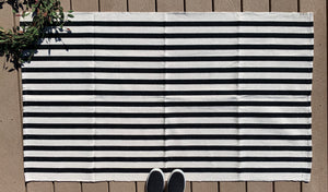 Thin black/white stripe